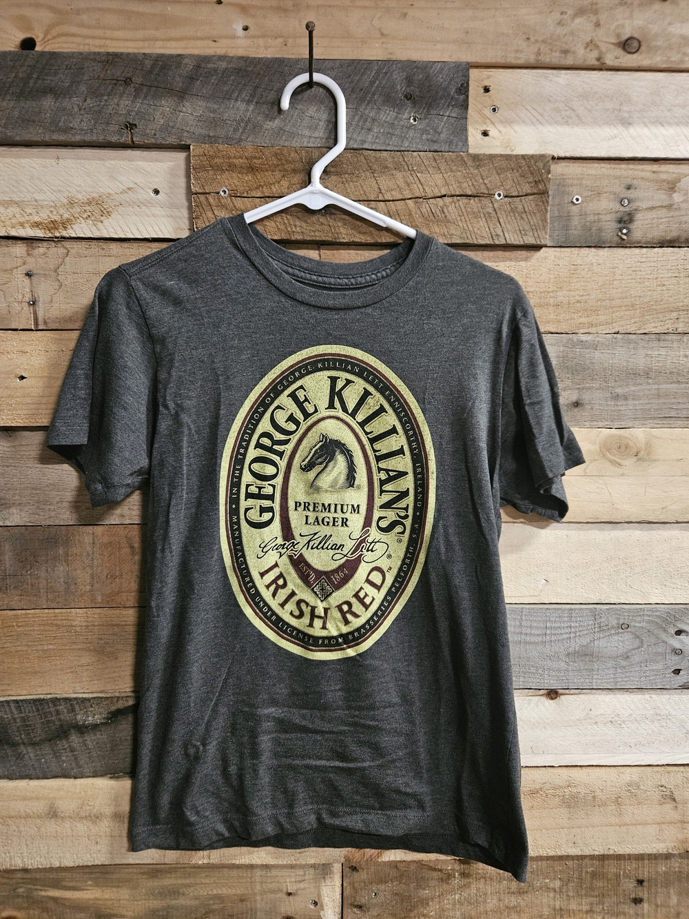 George Killians Lager Men's Charcoal Graphic Tee Irish Red